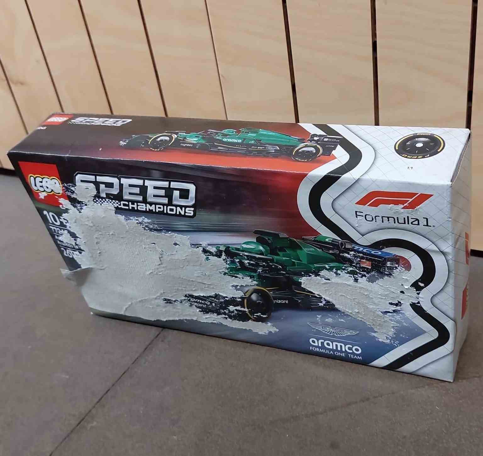 LEGO Speed Champions | Coche de Carreras Aston Martin Aramco F1® AMR24 CAJA DAÑADA - 77245-CD