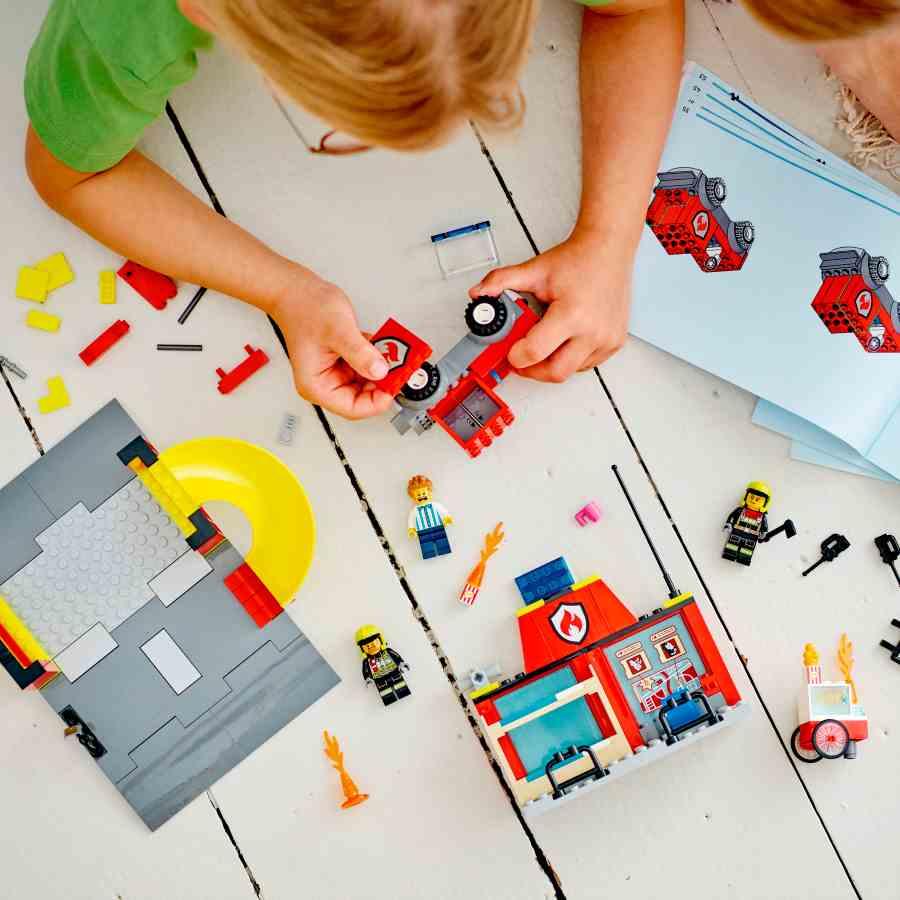 LEGO City | Parque de Bomberos y Camión de Bomberos 60375